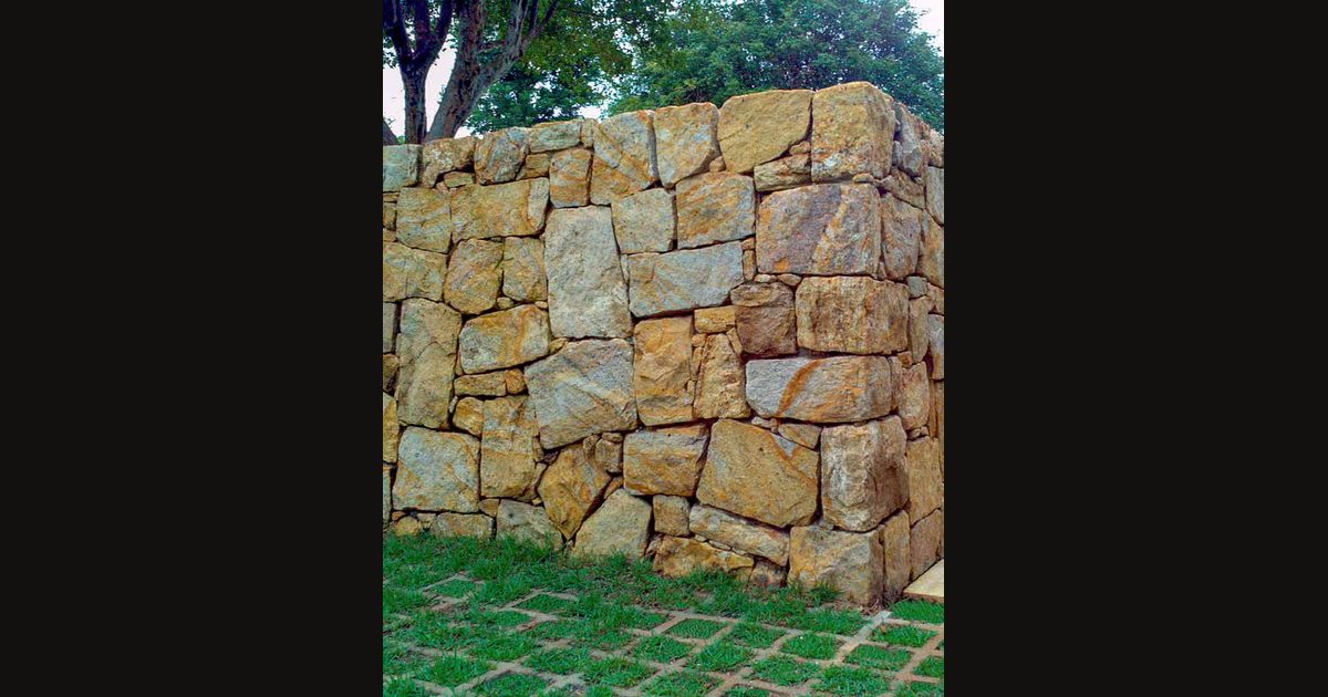 Muros e Muretas — Muros de divisa, arrimos e muretas de jardim.